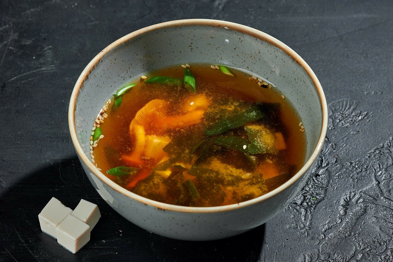 Суп из водорослей корейский. Мисо суп с тофу. Суп из водорослей. Корейский суп с кровью. Суп из морского фарша и тофу.